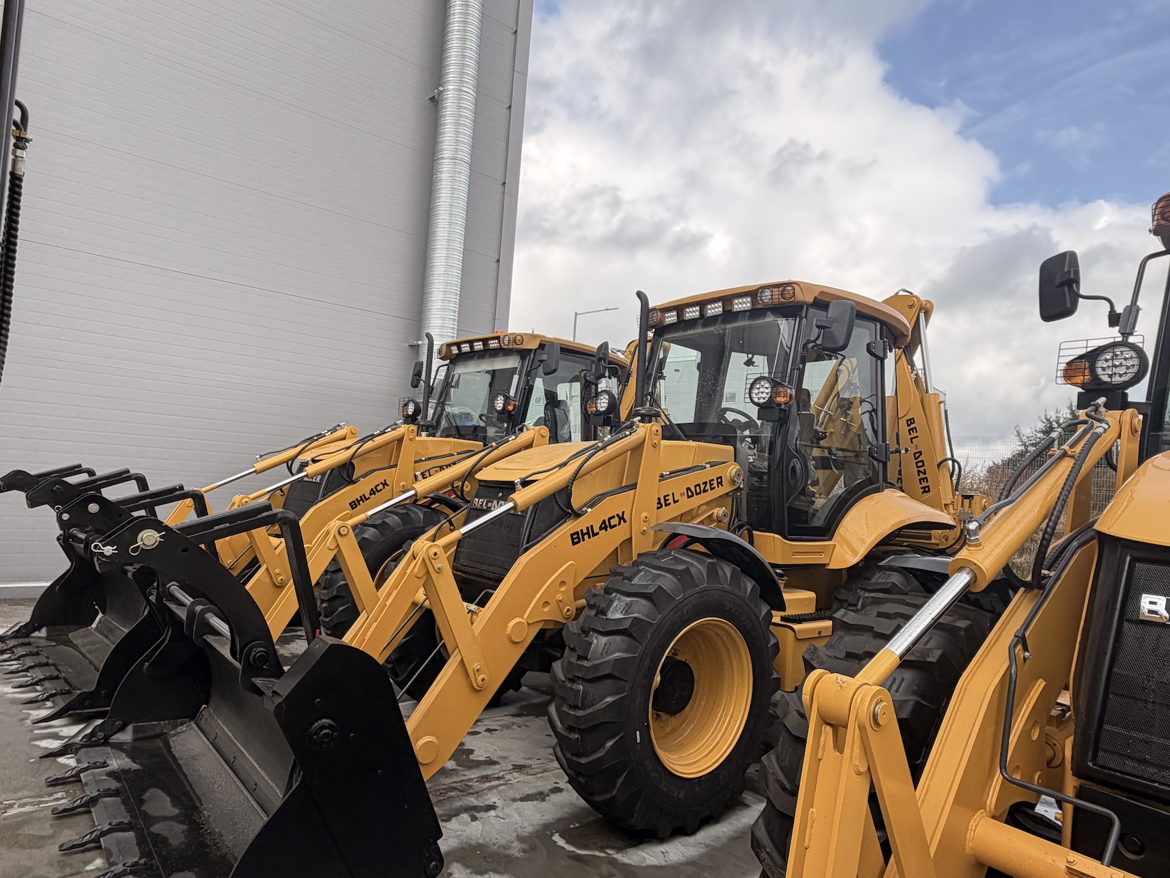 Экскаваторы-погрузчики белорусского производства BEL-DOZER BHL4CX в наличии